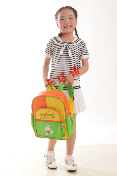 家长应该为小朋友背书包吗?_ _幼儿园书包第一品牌|卡琪诺园服